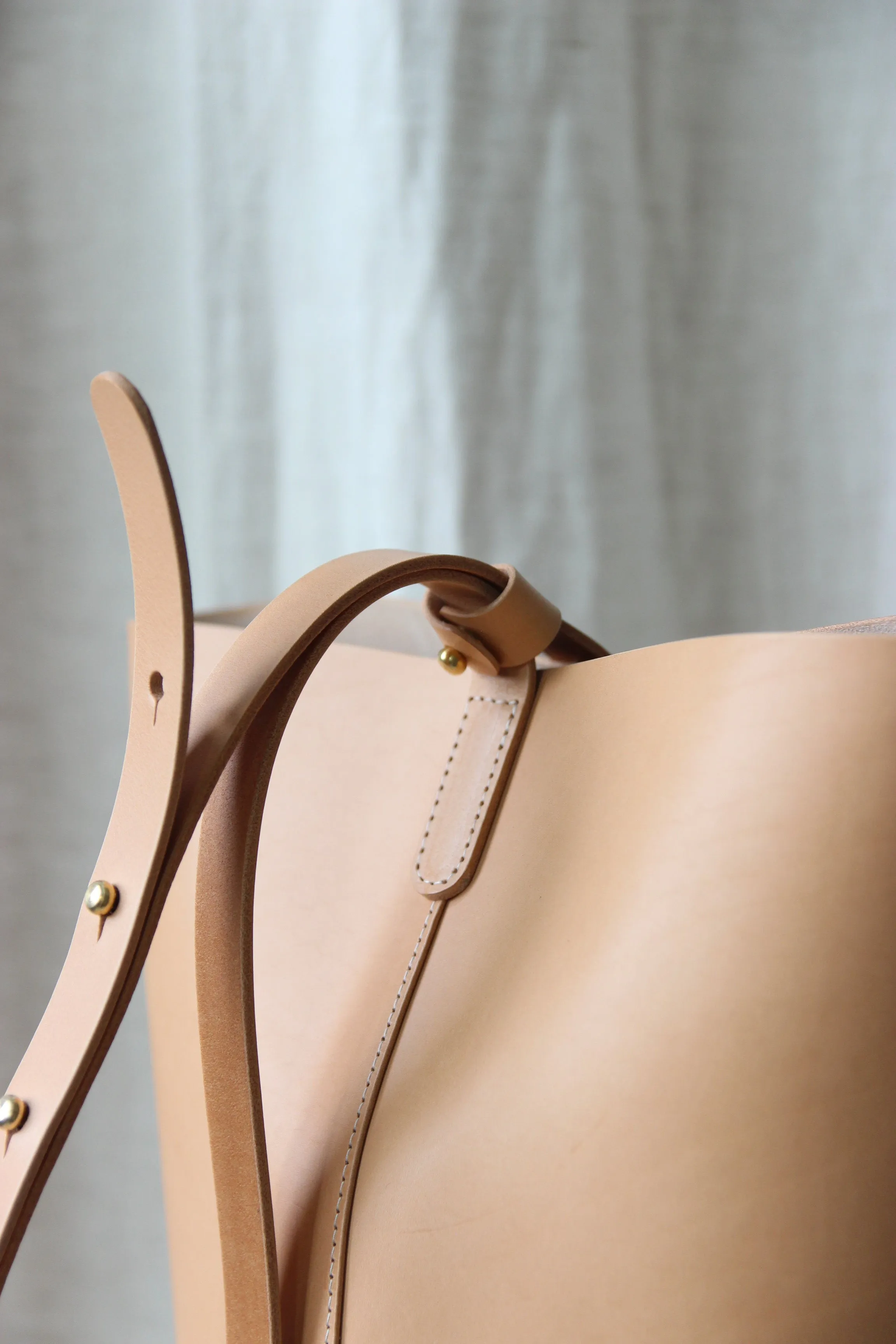 Round leather bucket bag natural