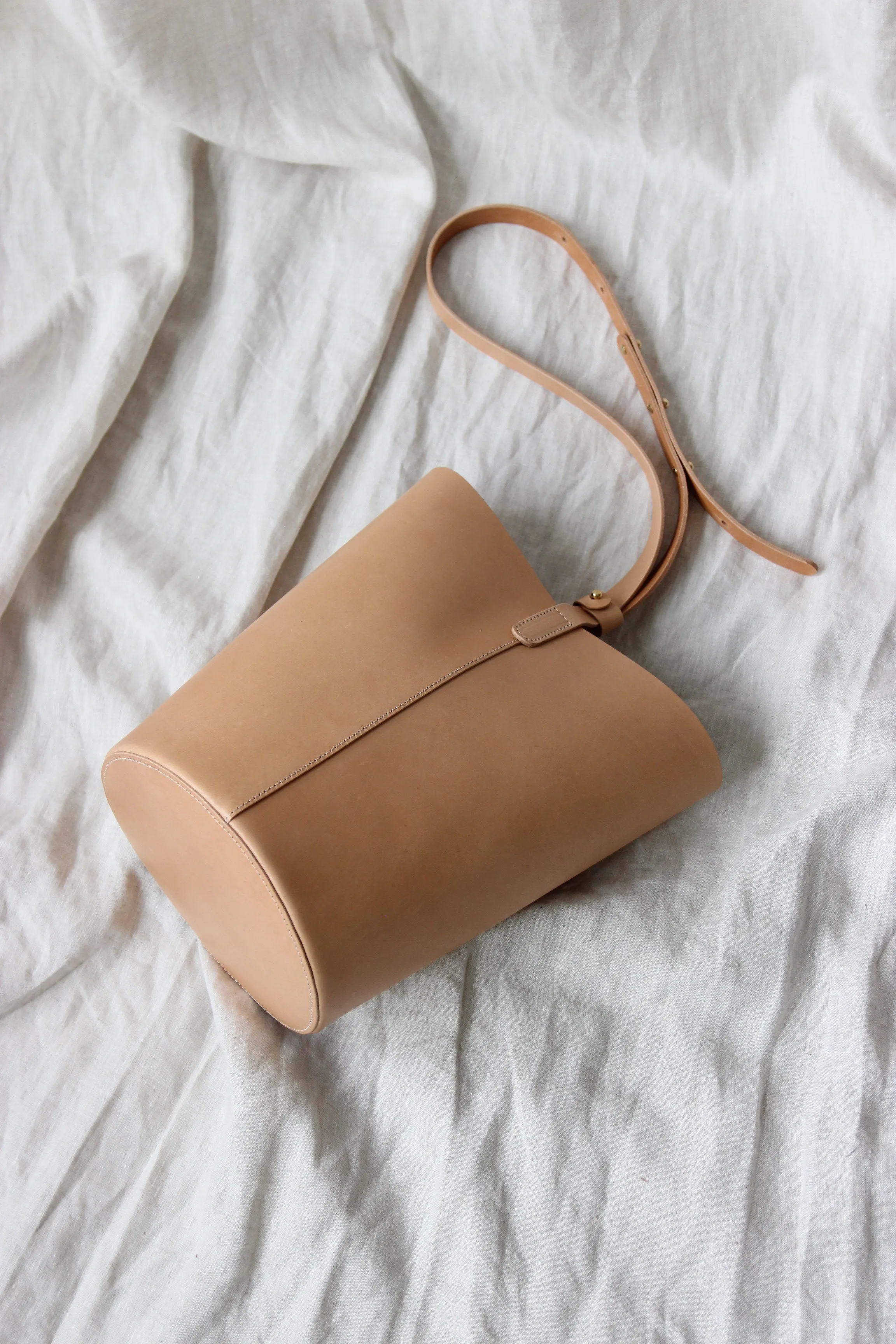 Round leather bucket bag natural