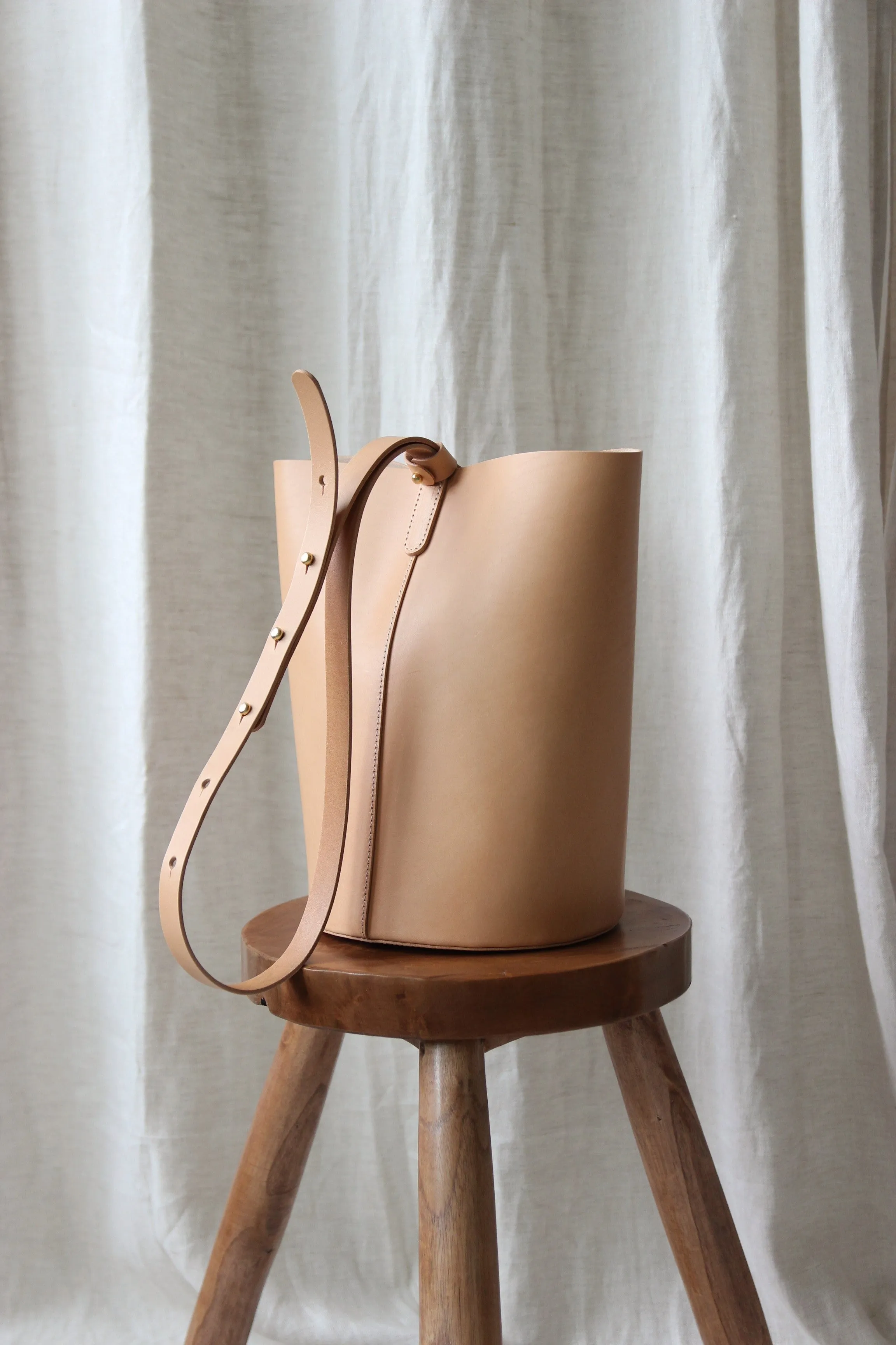 Round leather bucket bag natural