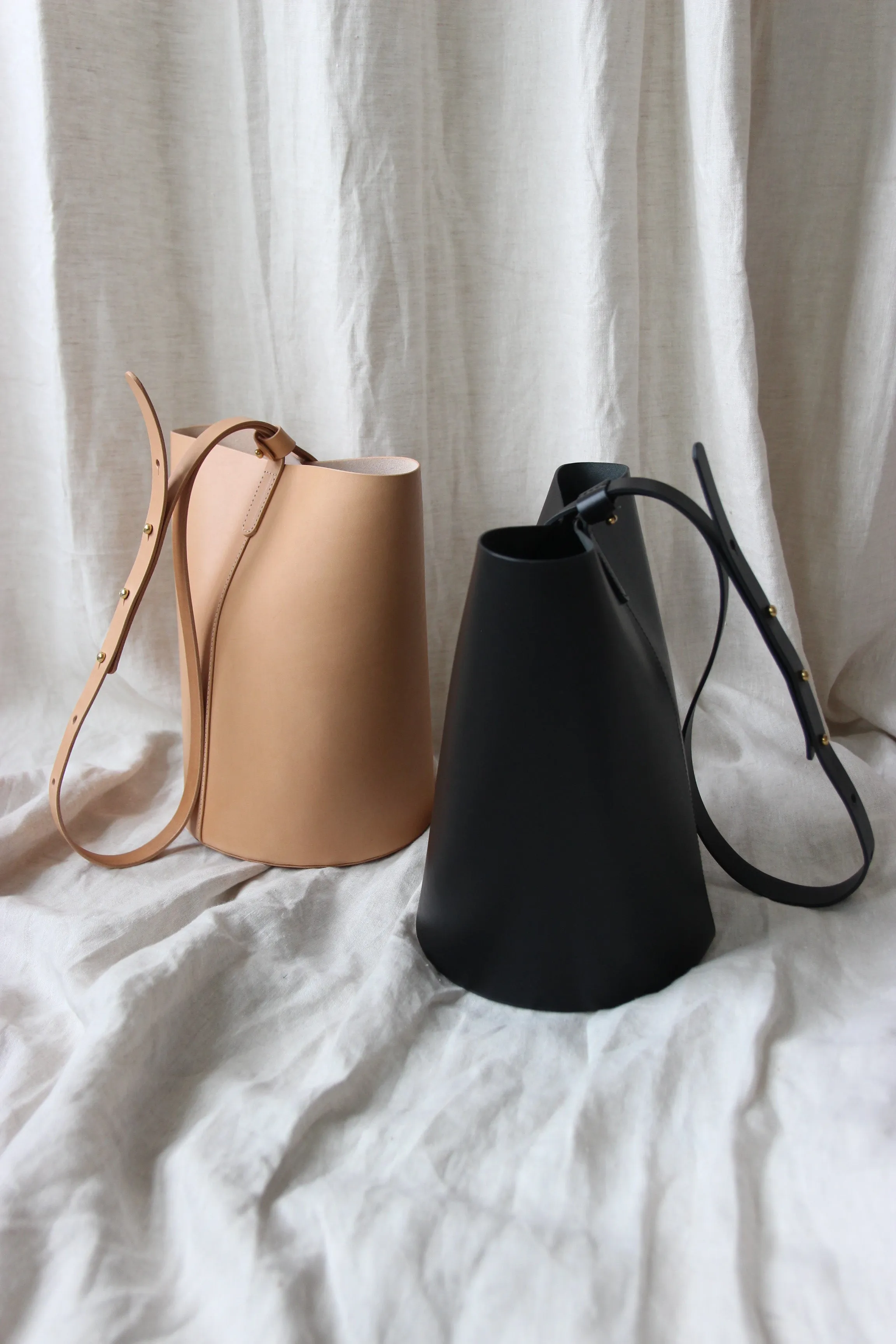 Round leather bucket bag natural