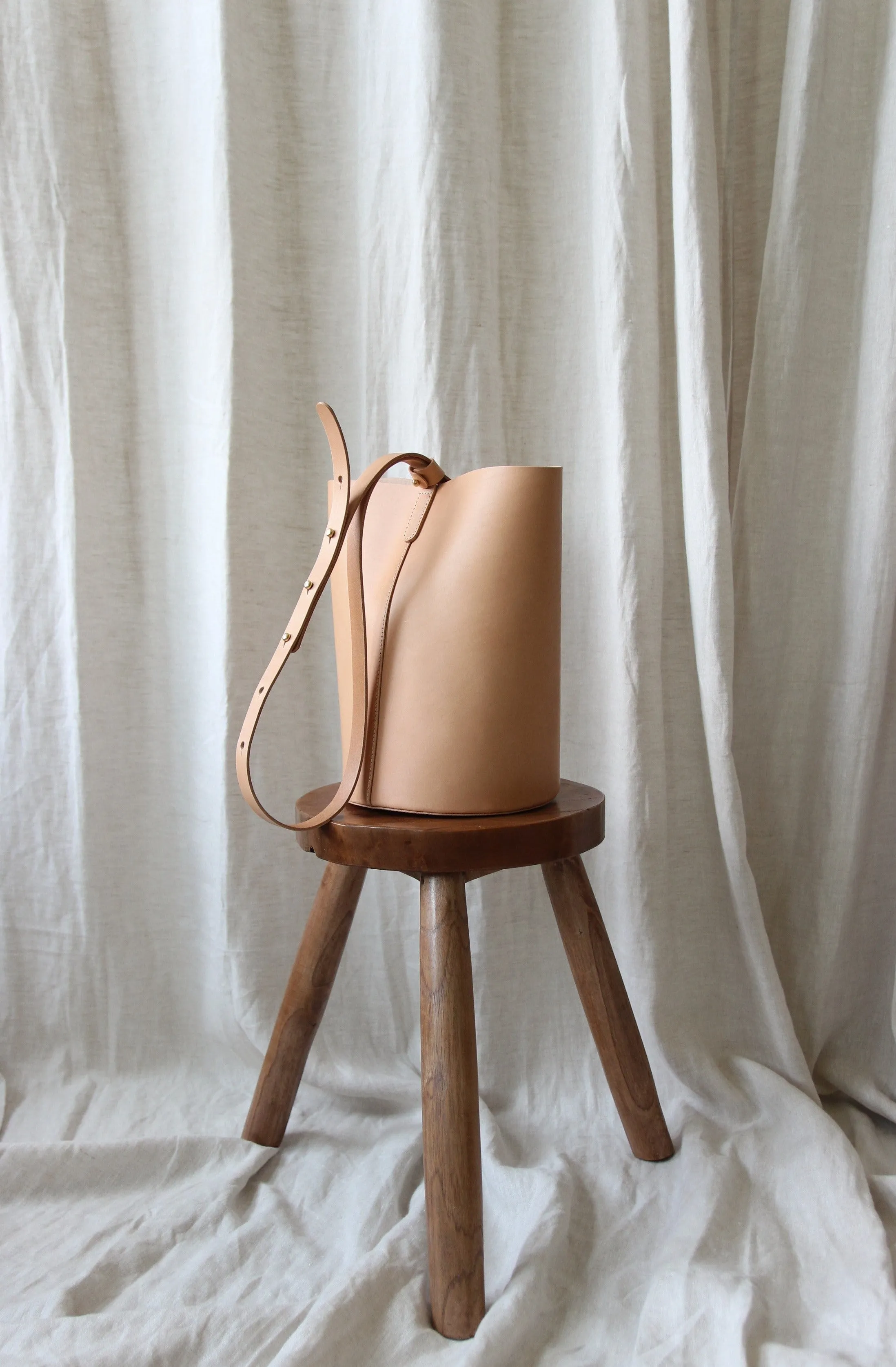 Round leather bucket bag natural