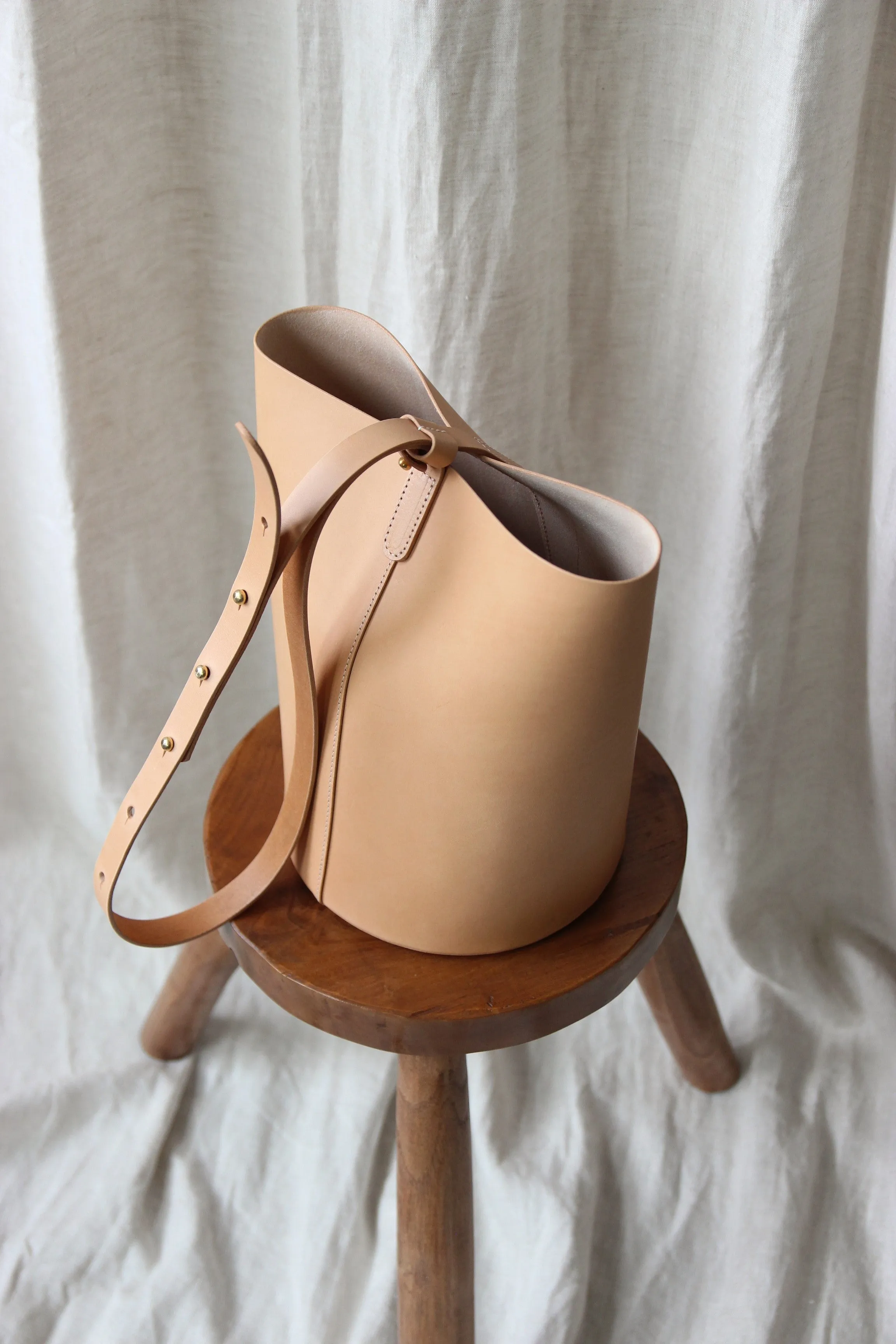 Round leather bucket bag natural